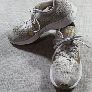 Nike Zoom Winflo 5 Size 8.5 Beige and Gold Athletic Shoes